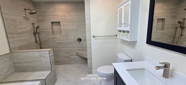 Building Photo - large custom home with peek a boo ocean views