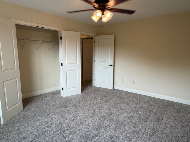 Building Photo - 704 Grays Pointe Ct