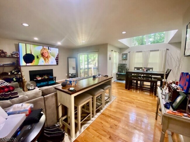 Building Photo - 8 Jaime Dr