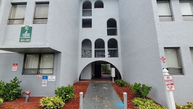 Building Photo - West Palm Beach 1 bedroom 1.5 bath Apartment.