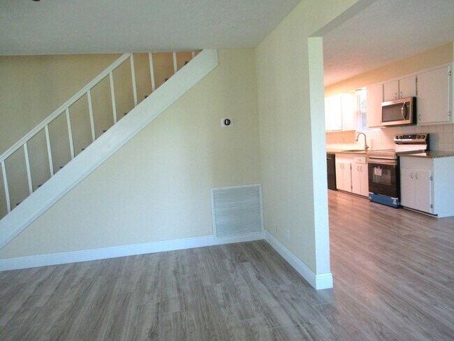 Building Photo - 5310 Palm Dr