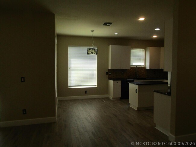 Building Photo - 1756 SW Jamesport Dr