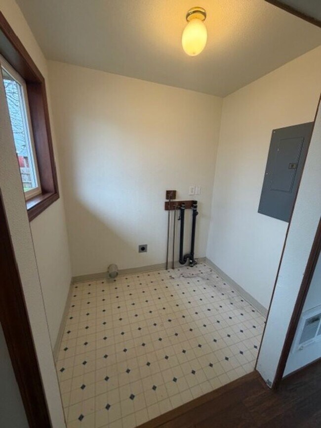 Building Photo - Charming home in Edison District