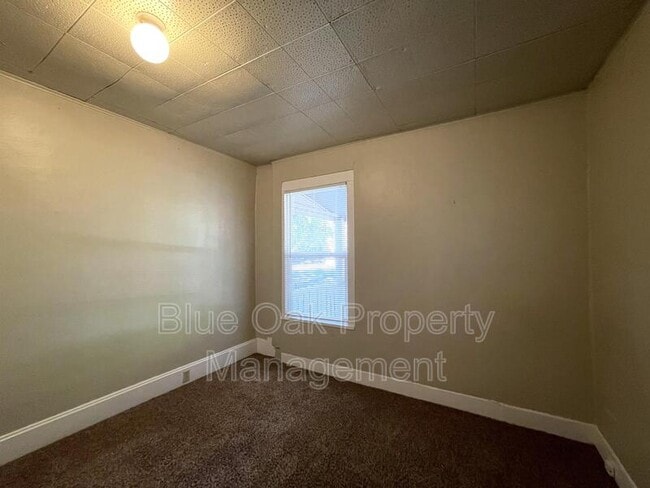 Building Photo - 605 W 6th St