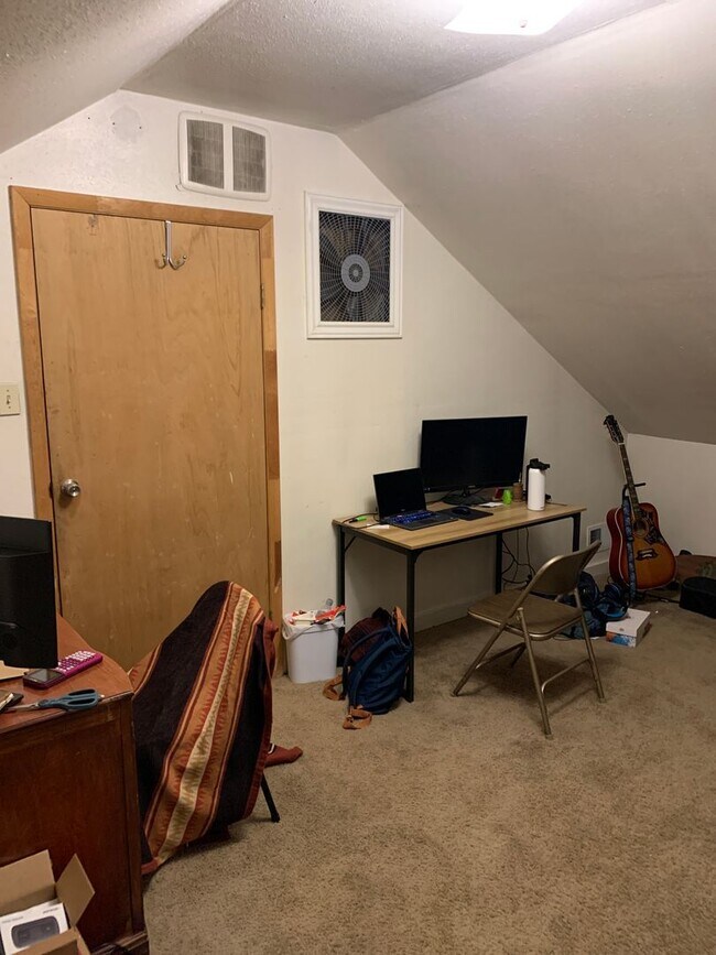 Building Photo - Quiet Upstairs Apartment in Provo |Available Now|