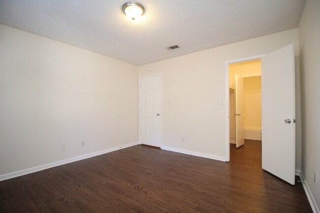 Building Photo - 2BR/1BA Apartment with Wood-Look Flooring,...