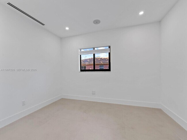 Building Photo - 2537 NW 116th Terrace