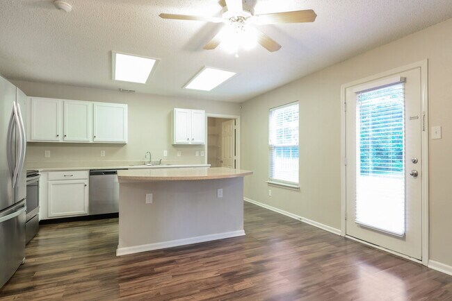 Building Photo - 15007 Redcliff Dr