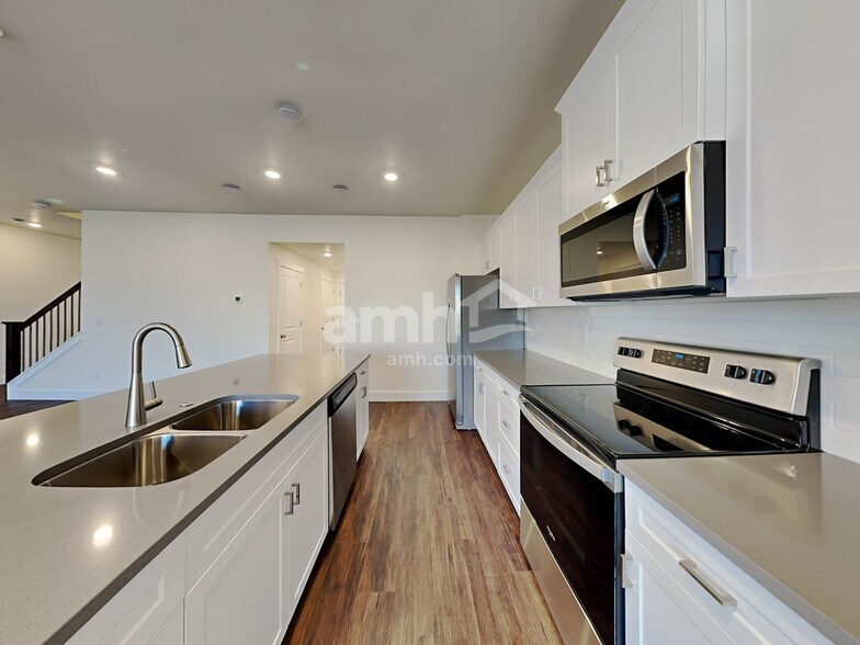 Building Photo - 6186 W Calle Lingo