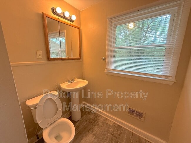 Building Photo - 3432 Sargeant Dr