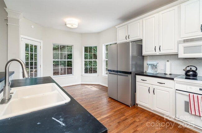 Building Photo - 8256 Chatham Oaks Dr
