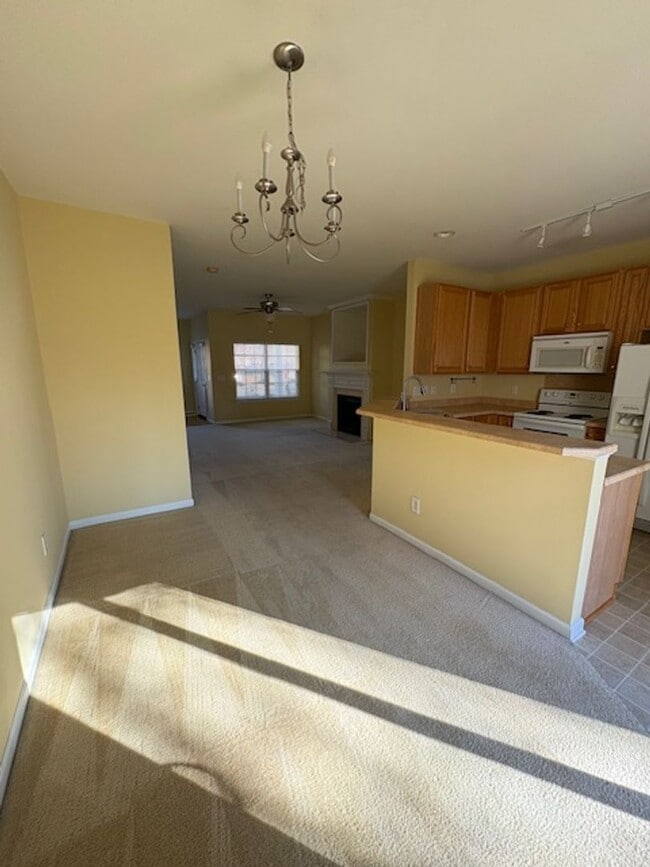 Building Photo - Cozy Living