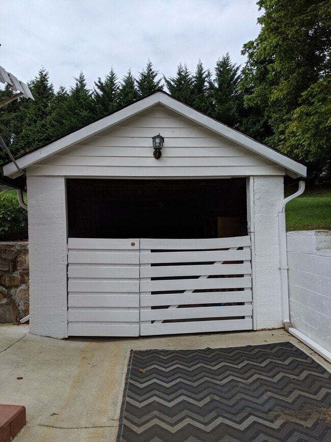 Building Photo - Adorable Downtown Marion Rental!