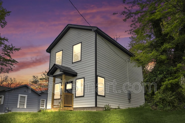 Building Photo - 114 Emily St