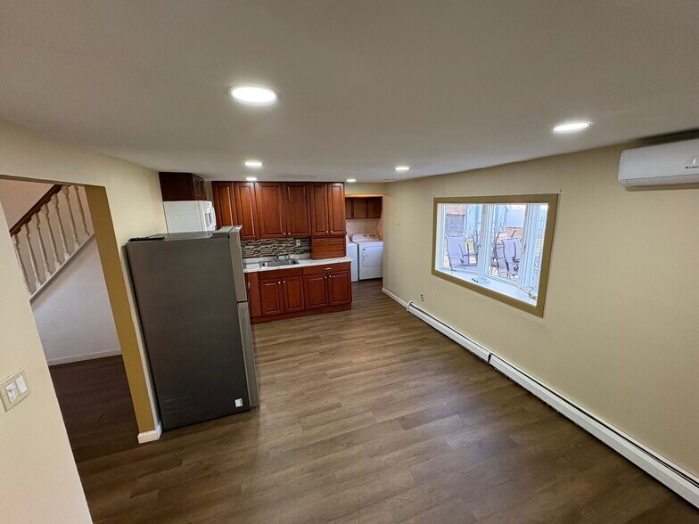 Building Photo - 37 John St