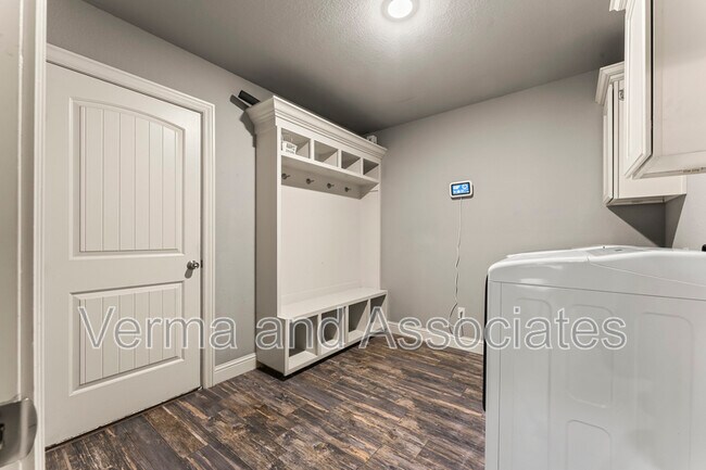 Building Photo - 3205 SW Riverstone Ave