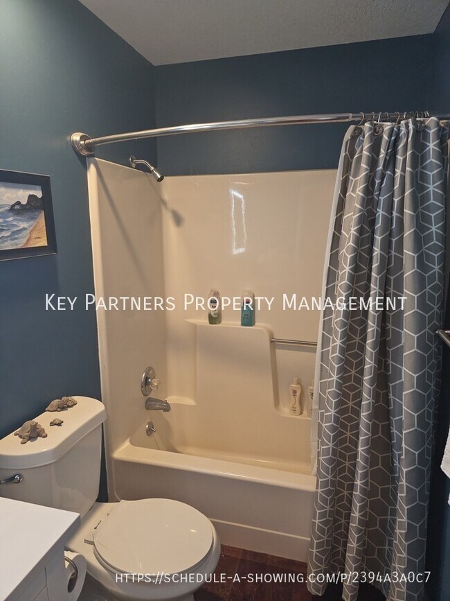 Building Photo - 620 N Sunset Dr