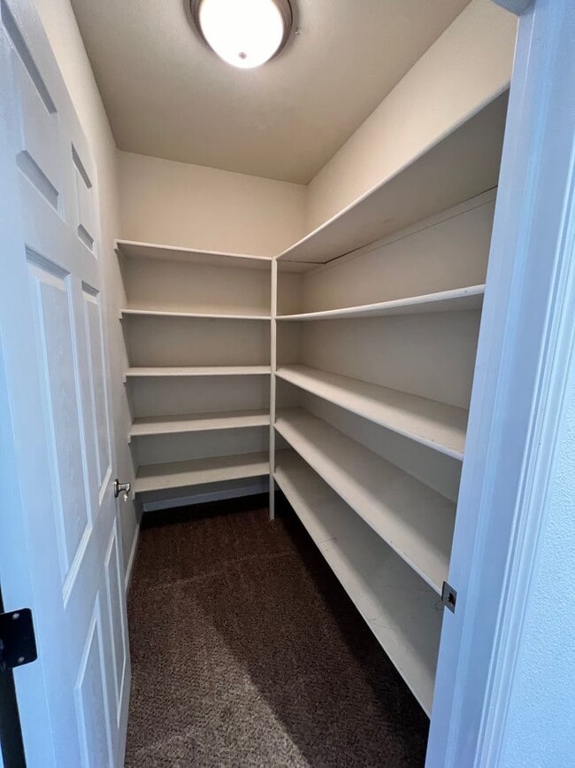 Building Photo - Beautiful 4 Bedroom Home in the Villas Gat...