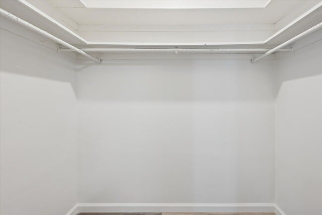 Building Photo - Available Immediately – Renovated 2B/1.5B ...