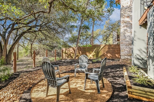Building Photo - Lovely Hillside Condo on 2222