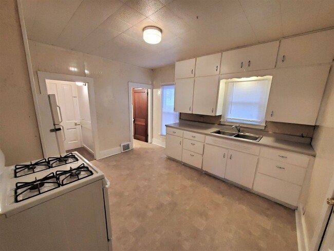 Building Photo - Cute 2 bedroom with garage & fence in back...