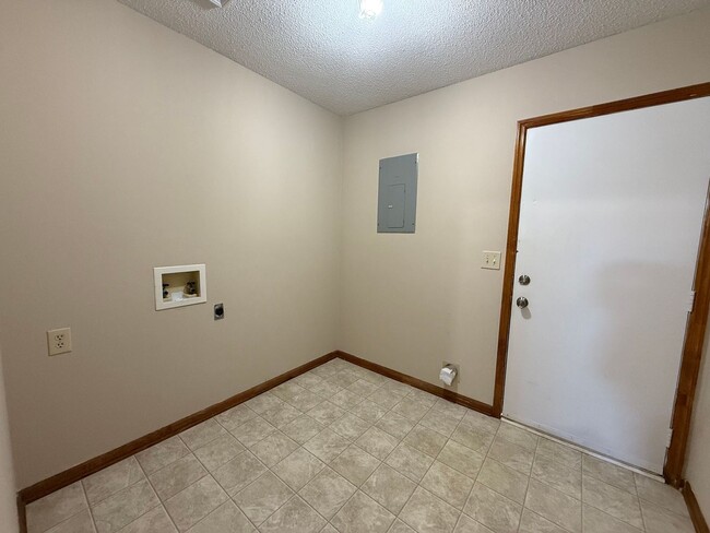 Building Photo - 102 Pete Jones Dr
