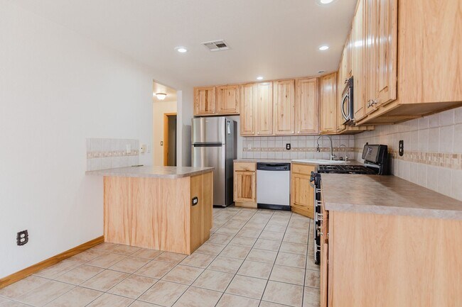 Building Photo - Spacious 4 Bedroom 2 Bath Home near Shopping