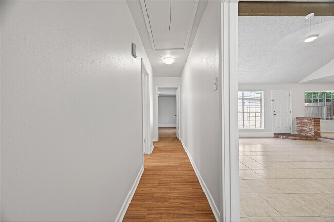 Building Photo - 22206 Red River Dr
