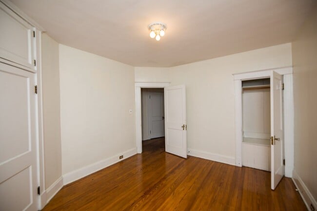 Building Photo - Charles Village 2bd/2ba Rowhome with Parking Spots, W/D and more! Available 7/20