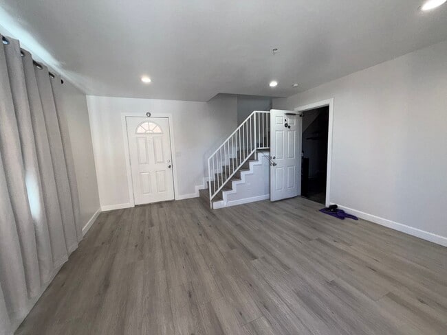 Building Photo - Newly Renovated 3 Bed / 2.5 Bath Apartment...