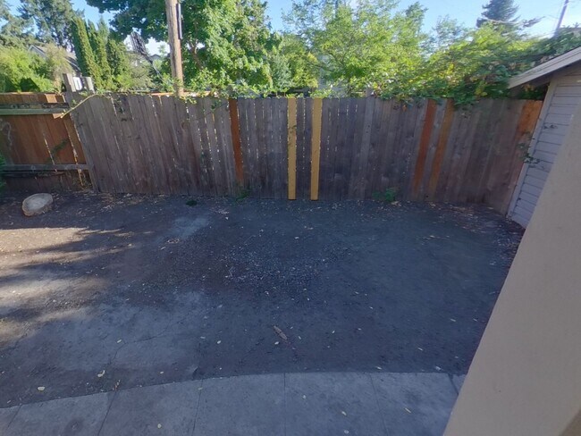 Building Photo - Lovely Remodeled 5 Bedroom Home