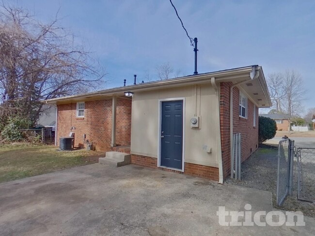 Building Photo - 4300 Oak Forest Dr