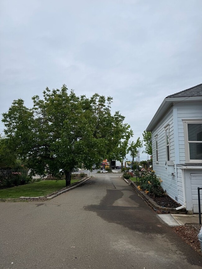 Building Photo - 3-bedroom, 1-bath home in Redding blends historic charm with modern finishes!