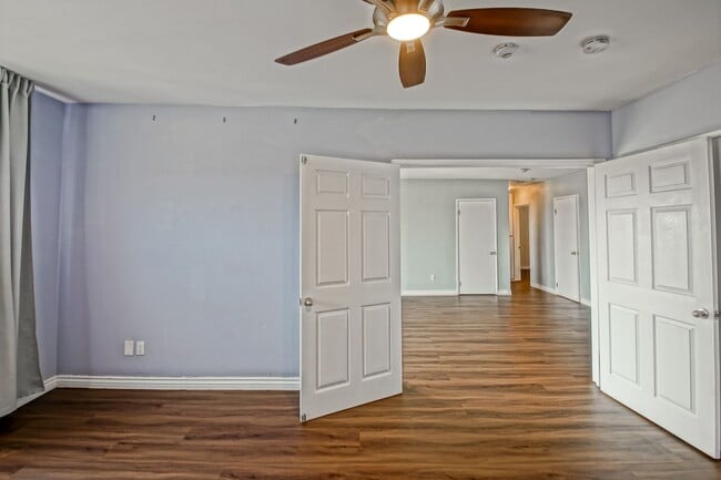 Building Photo - Bright & Spacious, Top-Floor 3BR3BA Condo ...