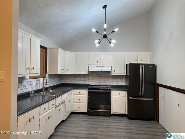 Building Photo - 3322 Woodland Dr