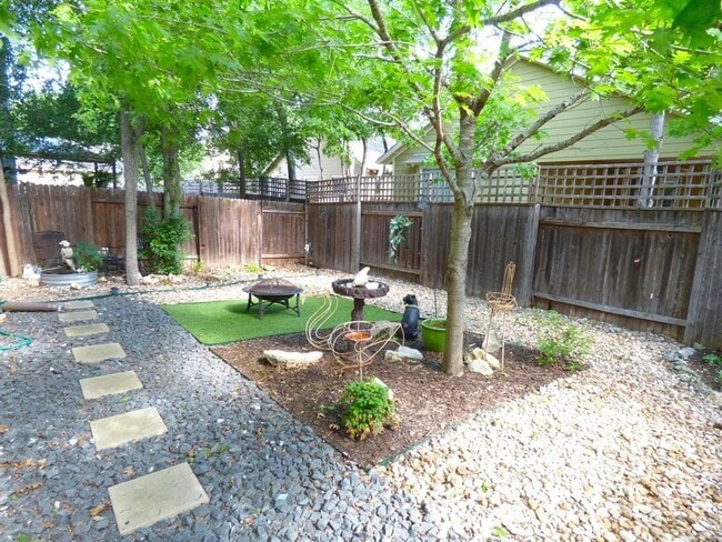 Building Photo - 2408 Amur Dr