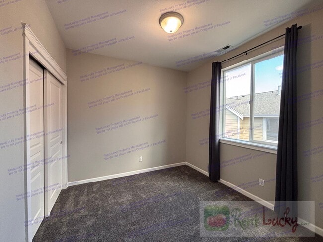 Building Photo - Bright and Spacious Fircrest Townhome in U...