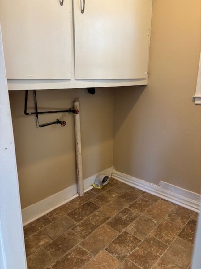 Building Photo - Charming Home You’ll Love Coming Home To.