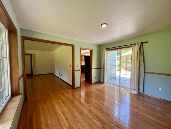 Building Photo - 3+ BD on 2 Acres - Barn Included