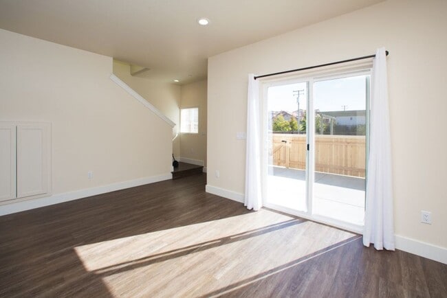 Building Photo - 533-533 Grande Ave