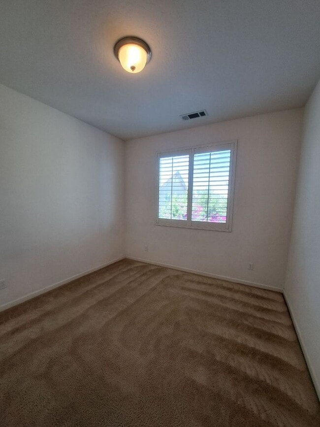 Building Photo - Beautiful 4 Bedroom Home Near Island Water...