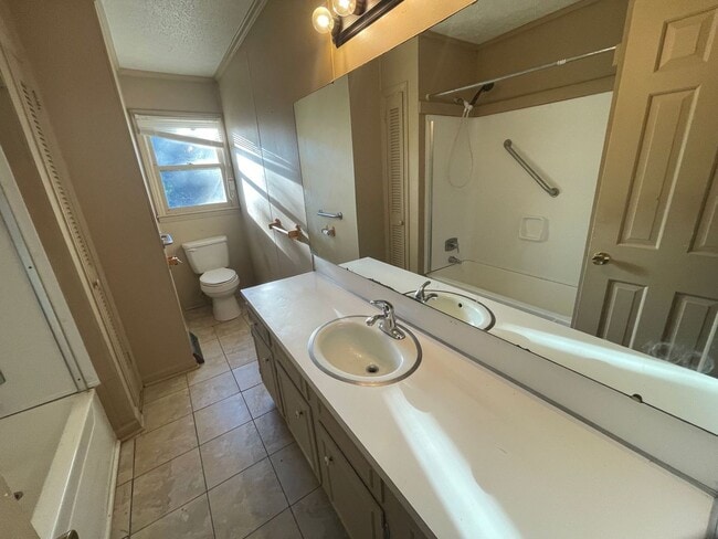 Building Photo - 3 bedroom 2 bathroom  house available now!  Bonus Room!