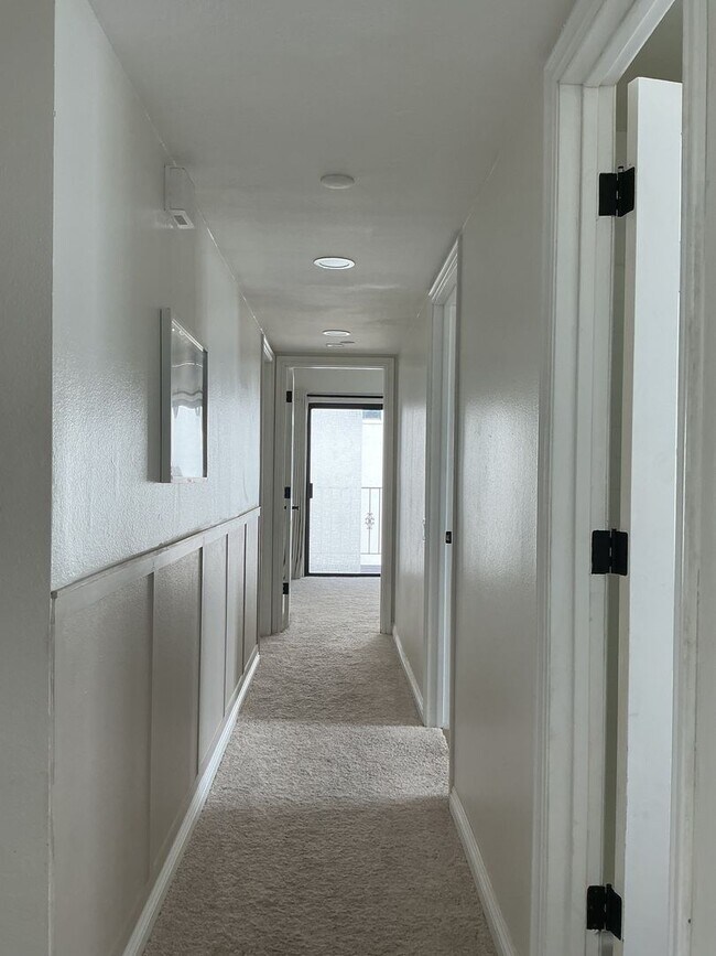 Building Photo - Los Caballeros #001