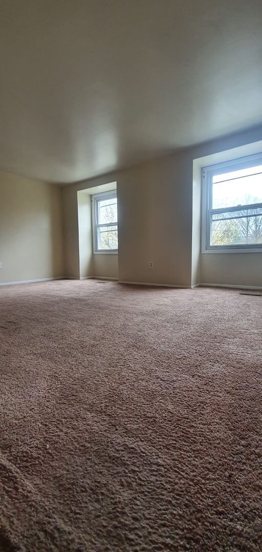 Building Photo - Condo for rent with parking and yard large...