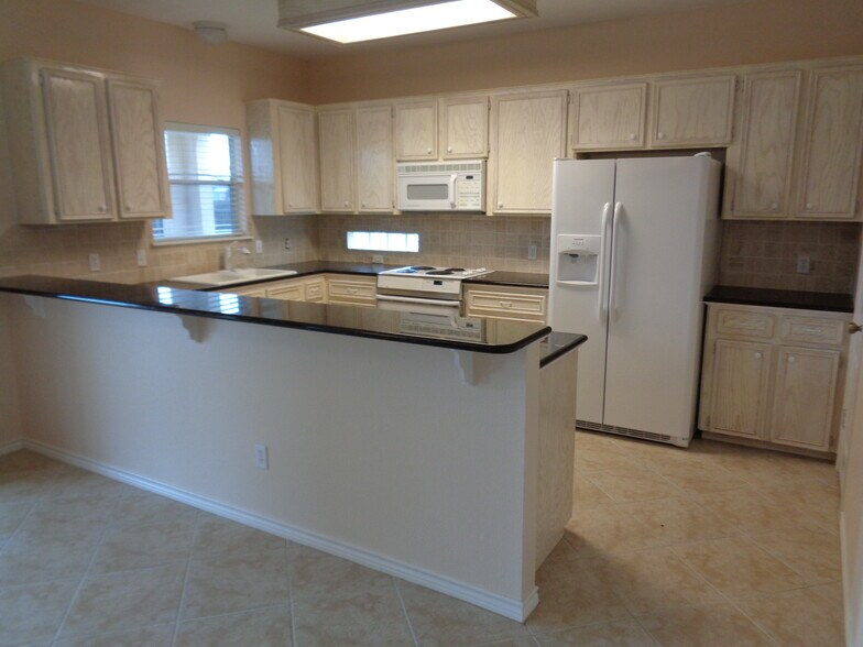 Kitchen - 15505 Cruiser St