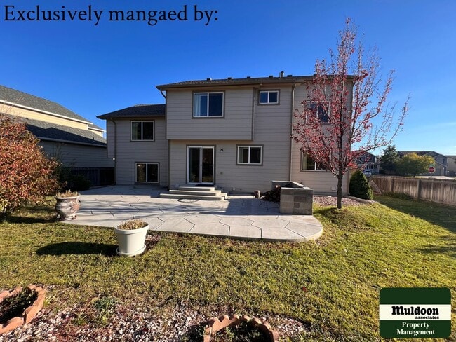 Building Photo - Stunning 3  Bedroom Home with lots of space and a beautiful fenced back yard -