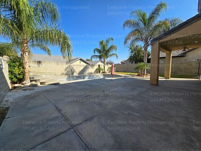 Building Photo - 3 bedroom/ 2.5 bathroom 2 story home.