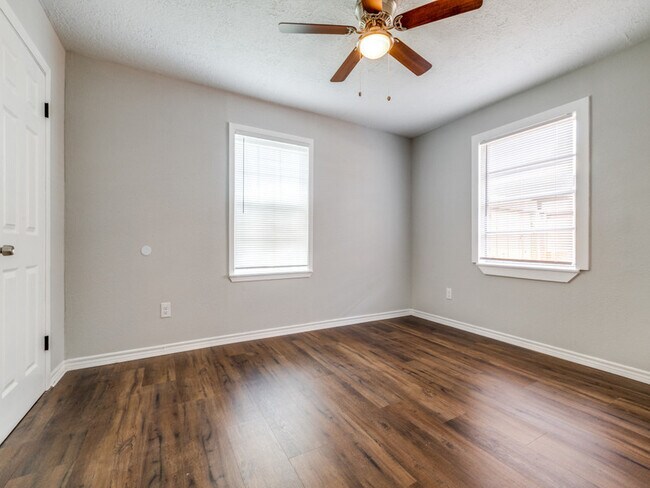 Building Photo - 411 Gober St