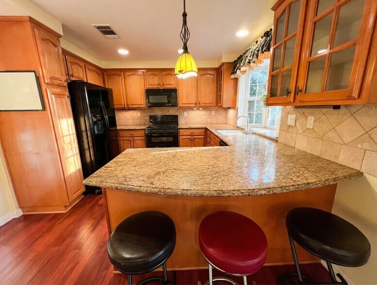 Building Photo - 1829 Mirador Dr