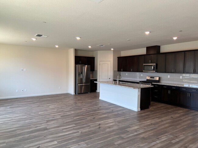 Building Photo - Gorgeous Newer Meadowlands, Residence 3 Mo...